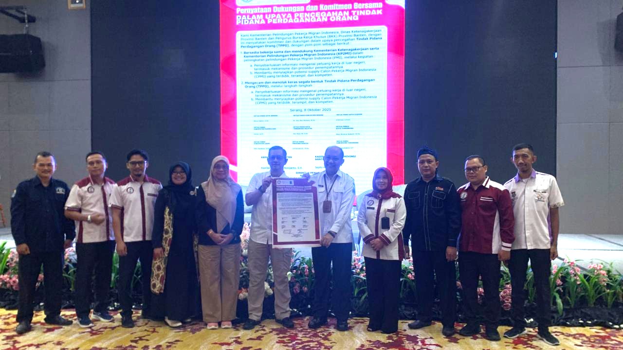 Tingkatkan Pelindungan bagi Pekerja Migran, BP3MI Banten Bersama Disnakertrans Provinsi Banten dan FKBKK se-Provinsi Banten Tanda Tangani Komitmen Bersama Cegah TPPO