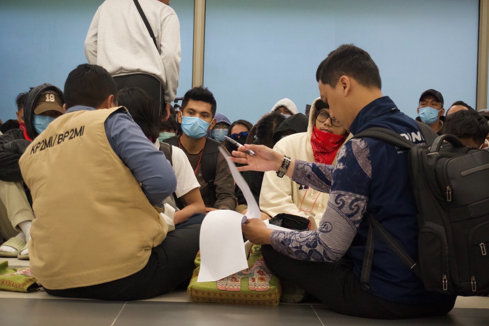 Sinergi di Bandara Soetta: BP3MI Banten Kawal Proses Pendataan dan Pemulangan 60 Pekerja Migran Sektor Scamming dari Kamboja